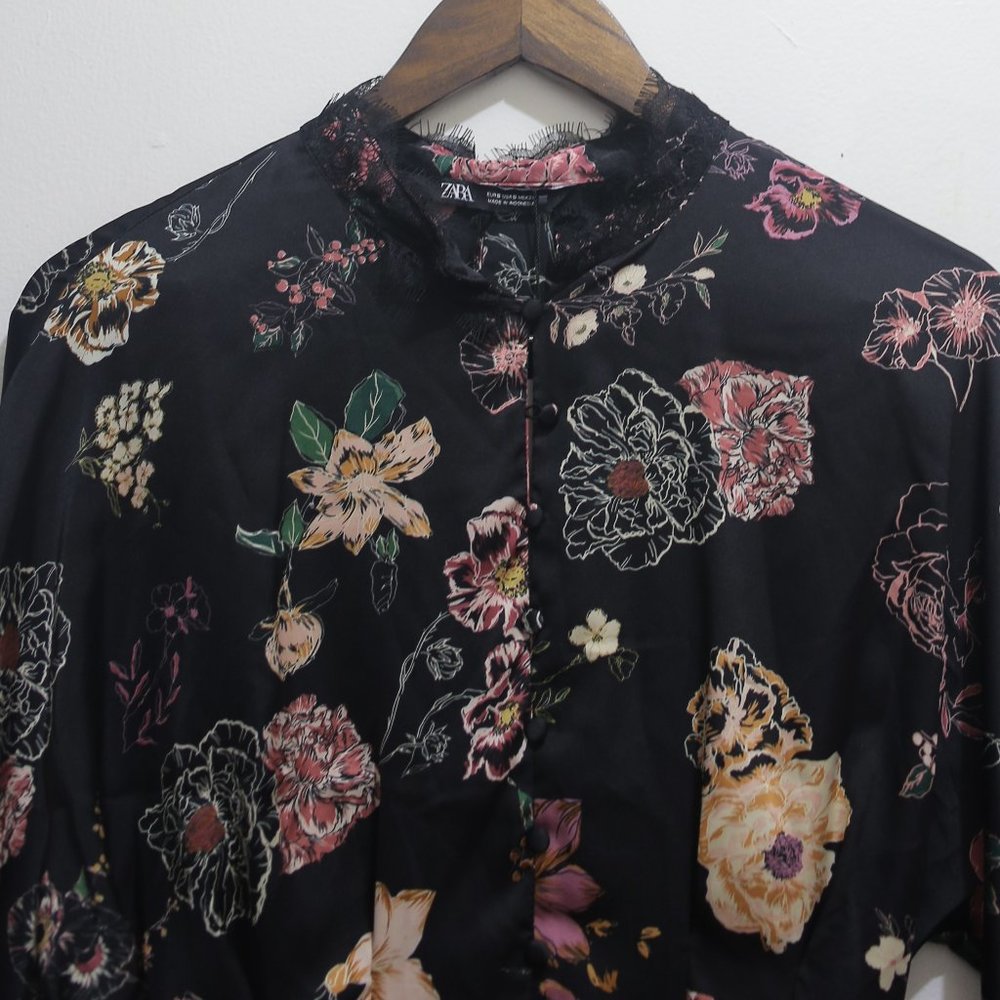 NWT FLORAL PRINT BLACK SATIN EFFECT BLOUSE. - Picture 5 of 11